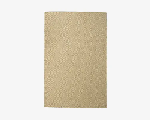 Rektangulært måtte med tæt vævet struktur og ensartet lys beige farve. Kanterne er lige og pænt afsluttede, hvilket giver et rent og moderne udtryk. Overfladen ser glat og slidstærk ud, velegnet til områder med meget trafik.