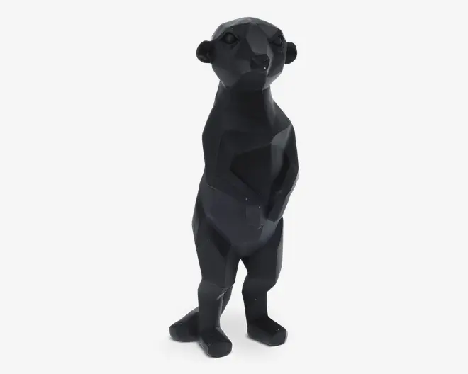 En sort geometrisk bjørnefigur, der står oprejst, med facetteret low-poly overflade og små, runde ører.