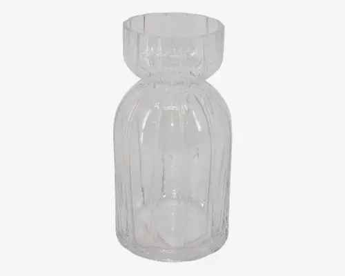 Klar glasbeholder med et moderne, geometrisk design. Kroppen er cylindrisk med lodrette riller og snævrer ind ved halsen, før den udvider sig til en bred åbning med lige kant. Glasset er tykt og gennemsigtigt, hvilket giver et robust og elegant udtryk.