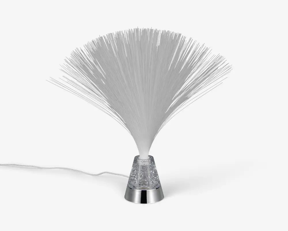 Dekorativ lampe med en vifteformet samling af fine, gennemsigtige fiberoptiske tråde, der spreder sig ud fra en central base. Basen er i metallisk sølv med en klar sektion fyldt med glimmer, og lampen har en synlig ledning til strøm. Fibrene lyser op, når lampen tændes, og skaber en glitrende, lysdiffuserende effekt.