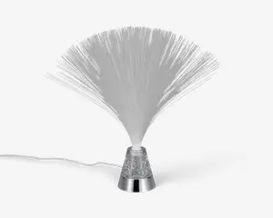 Dekorativ lampe med en vifteformet samling af fine, gennemsigtige fiberoptiske tråde, der spreder sig ud fra en central base. Basen er i metallisk sølv med en klar sektion fyldt med glimmer, og lampen har en synlig ledning til strøm. Fibrene lyser op, når lampen tændes, og skaber en glitrende, lysdiffuserende effekt.