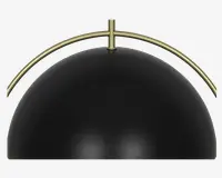 En kuppelformet genstand med mat sort overflade og glat, buet form. Øverst er der en guldfarvet metalstang, der elegant buer hen over kuplen og er fastgjort i midten. Designet er moderne og minimalistisk med en markant kontrast mellem den sorte kuppel og det gyldne metal.