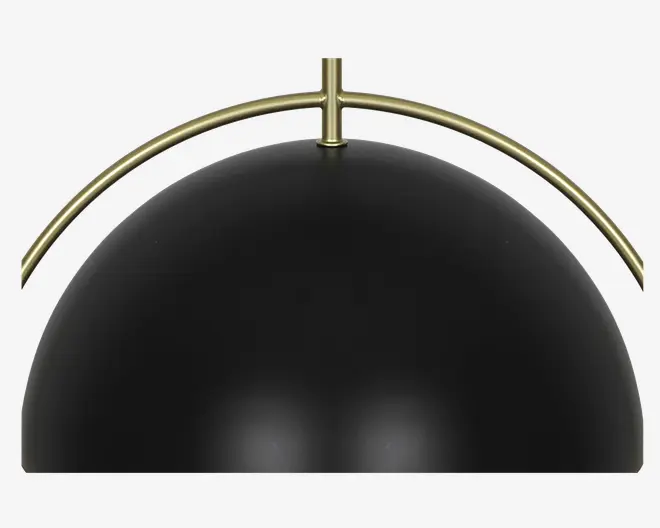En kuppelformet genstand med mat sort overflade og glat, buet form. Øverst er der en guldfarvet metalstang, der elegant buer hen over kuplen og er fastgjort i midten. Designet er moderne og minimalistisk med en markant kontrast mellem den sorte kuppel og det gyldne metal.