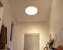 Et rund LED-lysarmatur monteret i loftet med en glat, hvid diffuser, der giver jævn og blød belysning. Armaturet er fladt mod loftet og skaber et moderne og minimalistisk udtryk. Velegnet til gange eller entréer, det tilbyder energieffektiv belysning og passer diskret ind i rum med neutrale vægge.