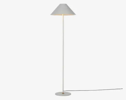 Høj, slank gulvlampe med mat hvid finish. Lampen har en konisk lampeskærm og en rund, stabil fod. Designet er minimalistisk med rene linjer, hvilket gør den velegnet til moderne indretning. Ledningen går ud fra bunden, og der er en lille kontakt på foden for nem betjening.