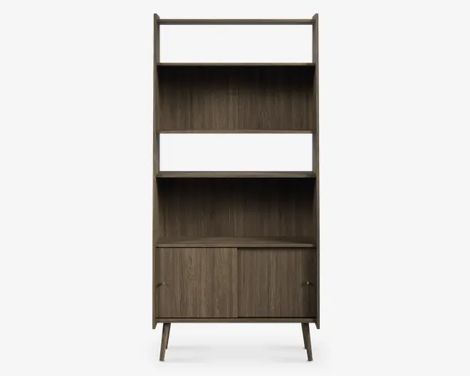 Høj reol i træ med mid-century stil, med åbne hylder øverst, et åbent rum i midten og et underskab med skydelåger. Møblet har en varm træstruktur og skrå ben.