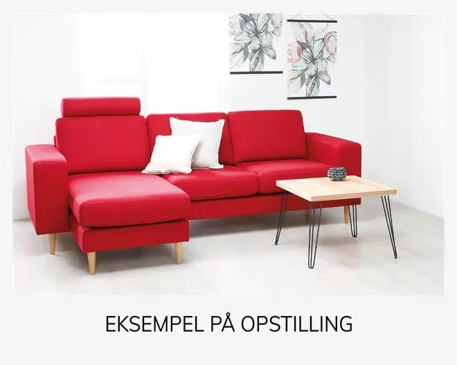 Moderne L-formet sofa betrukket med kraftigt rødt stof, med en chaiselong til venstre, et enkelt justerbart nakkestøtte og lyse træben. Sofaen har to hvide pyntepuder og én råhvid pude. Designet er minimalistisk med rene linjer, og sofaen er kombineret med et lyst sofabord med sorte metalben i hårnål-design.