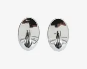 Sæt med to ovale vægkroge med blank kromfinish. Hver krog har en glat, reflekterende overflade og en solid, buet krog, der stikker ud fra den nederste midte, velegnet til ophæng af f.eks. håndklæder, nøgler eller små tasker. Bagsiden er flad for nem montering på væggen.