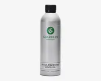 En høj, cylindrisk sølvfarvet metalflaske med sort skruelåg. Etiket med grønt logo og mærket 'Guardian Furniture Care'. Nederst på etiketten står der tydeligt 'Sortpigmenteret Olie'. Flasken har et enkelt og moderne design med tekst på både engelsk og andre sprog, hvilket indikerer, at den er egnet til behandling og beskyttelse af træoverflader med sort pigmentering.