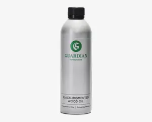 En høj, cylindrisk sølvfarvet metalflaske med sort skruelåg. Etiket med grønt logo og mærket 'Guardian Furniture Care'. Nederst på etiketten står der tydeligt 'Sortpigmenteret Olie'. Flasken har et enkelt og moderne design med tekst på både engelsk og andre sprog, hvilket indikerer, at den er egnet til behandling og beskyttelse af træoverflader med sort pigmentering.