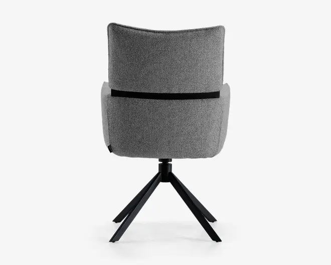 Billedet viser bagsiden af en moderne stol med gråt polstret stof. Stolen har et buet ryglæn med et vandret sort bånd, der adskiller den øverste og nederste del. Den står på en sort metalfod med fire skråtstillede ben for stabilitet.
