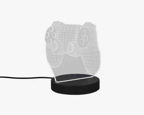 En dekorativ LED-lampe med en klar akrylplade, der er indgraveret med et 3D wireframe-design af en videospil-controller. Pladen er monteret på en rund, sort base, som indeholder LED-lyskilden. Lampen får strøm via et synligt USB-kabel, hvilket gør den velegnet til skriveborde eller natborde. De indgraverede linjer lyser op, når lampen er tændt, og fremhæver detaljerne i controller-designet.