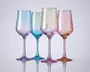 Sæt med fire vinglas, hver med en forskellig pastelfarvet tone: blå, grøn, pink og orange. Glassene har et moderne design med lodrette riller på skålen og slanke stilke. Glasset er let gennemsigtigt, hvilket får farverne til at blande sig blødt. Hvert glas har en bred skål og en stabil fod, velegnet til servering af vin eller andre drikkevarer.