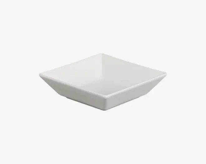 En lille, hvid, firkantet skål med let udadbuede sider og en glat, blank overflade. Skålen har et moderne, minimalistisk design og ser ud til at være lavet af keramik eller porcelæn.
