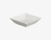 En lille, hvid, firkantet skål med let udadbuede sider og en glat, blank overflade. Skålen har et moderne, minimalistisk design og ser ud til at være lavet af keramik eller porcelæn.