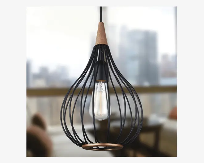 Hængelampe med et dråbeformet åbent burdesign lavet af sorte metalstænger og en trædetalje øverst. Pæren er synlig og hænger centralt inde i buret, hvilket giver et industrielt og moderne udtryk. Lampen er ophængt i en sort ledning.
