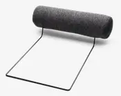 En cylindrisk, mørkegrå pude er fastgjort til en minimalistisk sort metalramme. Puden er betrukket med et blødt, tekstureret stof. Rammen er åben og vinklet, designet til at holde puden i en hævet position. Det samlede design er moderne og funktionelt, sandsynligvis beregnet til ergonomisk støtte, såsom en nakkestøtte eller hovedpude til en stol eller sofa.