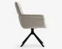 Sidevisning af en moderne stol med lys beige polstret sæde og ryglæn, med rene linjer og let skråt ryglæn for komfort. Stolen har integrerede armlæn og står på en sort metal drejefod med fire skråtstillede ben for stabilitet.