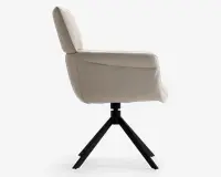 Sidevisning af en moderne stol med lys beige polstret sæde og ryglæn, med rene linjer og let skråt ryglæn for komfort. Stolen har integrerede armlæn og står på en sort metal drejefod med fire skråtstillede ben for stabilitet.