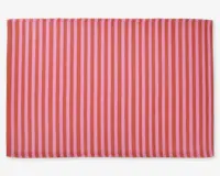 Rektangulært produkt med et mønster af skiftevis lodrette striber i to nuancer af pink, en tekstureret overflade og pænt afsluttede kanter.