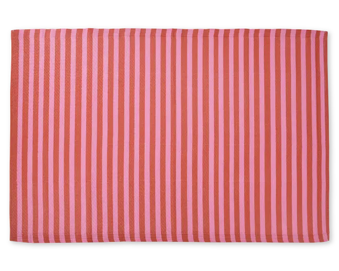 Rektangulært produkt med et mønster af skiftevis lodrette striber i to nuancer af pink, en tekstureret overflade og pænt afsluttede kanter.