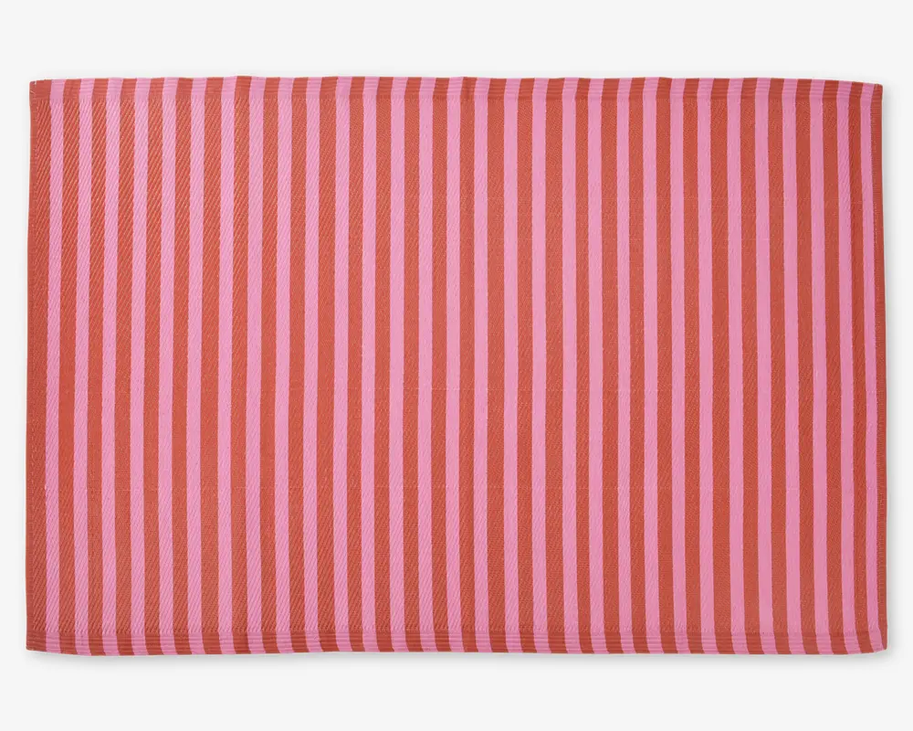 Rektangulært produkt med et mønster af skiftevis lodrette striber i to nuancer af pink, en tekstureret overflade og pænt afsluttede kanter.