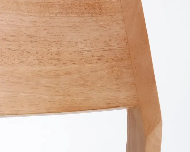 Nærbillede af en glat, lysebrun træoverflade med naturlig åretegning. Træet fremstår fint slebet og behandlet, med en blid bue og rene kanter, hvilket vidner om solidt håndværk. Billedet fremhæver materialets struktur og kvalitet.