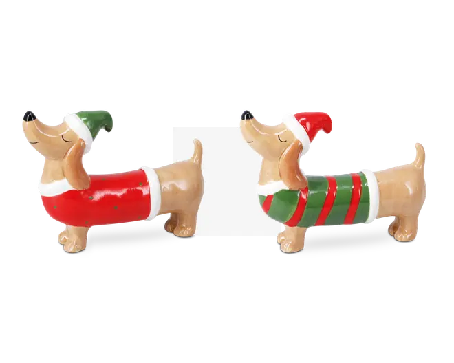 Sæt med to keramiske figurer formet som gravhunde, begge med blank overflade. Den ene figur har en rød frakke med hvid kant og en grøn nissehue, mens den anden har en grøn og rødstribet sweater med en rød nissehue. Begge hunde har et muntert udtryk med lukkede øjne og opadvendte næser, og deres haler er buet opad. Figurerne har glatte overflader og malede detaljer, hvilket gør dem velegnede som festlig julepynt.
