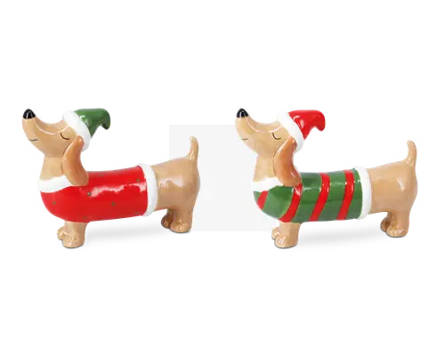 Sæt med to keramiske figurer formet som gravhunde, begge med blank overflade. Den ene figur har en rød frakke med hvid kant og en grøn nissehue, mens den anden har en grøn og rødstribet sweater med en rød nissehue. Begge hunde har et muntert udtryk med lukkede øjne og opadvendte næser, og deres haler er buet opad. Figurerne har glatte overflader og malede detaljer, hvilket gør dem velegnede som festlig julepynt.