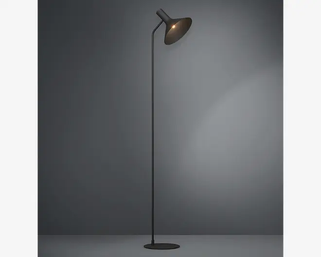 Høj, slank gulvlampe med mat sort finish, der har en rund, flad fod for stabilitet og en tynd stang, som bøjer i toppen for at holde en bred, konisk lampeskærm. Lampeskærmen er også mat sort og leder lyset nedad, hvilket giver en fokuseret belysning. Designet er minimalistisk og moderne, velegnet til nutidige indretninger.