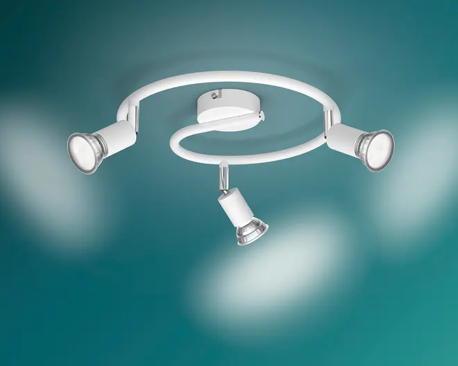 Hvid spiral-loftlampe med tre justerbare spotlights og kromdetaljer på en turkis baggrund.