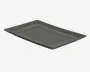 Et rektangulært fad med en glat, blank overflade i mørkegrå farve. Fadet har let hævede kanter og en flad bund, velegnet til servering af mad. Det minimalistiske design giver et moderne og elegant udtryk.