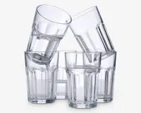 Sæt med seks klare glas med facetslebet design og tykke, solide bunde. Glassene har en let konisk form og lodrette riller langs siderne, hvilket giver et godt greb. To af glassene er stablet skråt ned i de andre, hvilket viser, at de er stabelbare og nemme at opbevare.