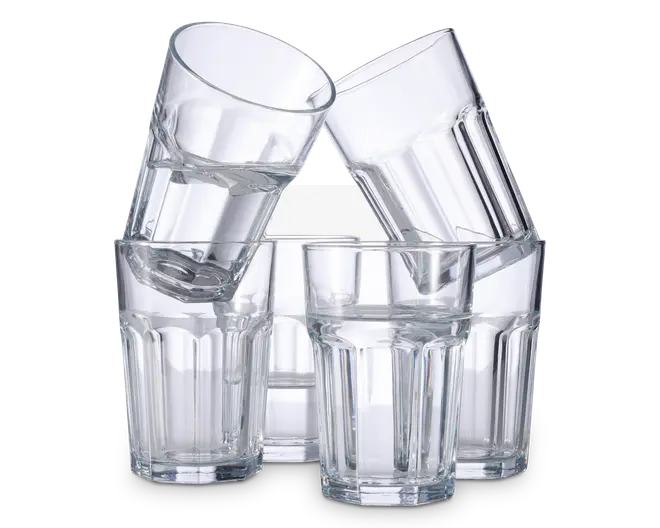 Sæt med seks klare glas med facetslebet design og tykke, solide bunde. Glassene har en let konisk form og lodrette riller langs siderne, hvilket giver et godt greb. To af glassene er stablet skråt ned i de andre, hvilket viser, at de er stabelbare og nemme at opbevare.