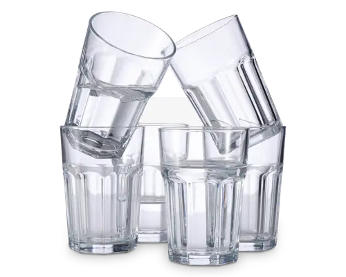 Sæt med seks klare glas med facetslebet design og tykke, solide bunde. Glassene har en let konisk form og lodrette riller langs siderne, hvilket giver et godt greb. To af glassene er stablet skråt ned i de andre, hvilket viser, at de er stabelbare og nemme at opbevare.