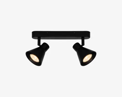 Moderne loftmonteret armatur med to justerbare, kegleformede spotlys i mat sort finish. Hvert spotlys kan rettes individuelt, hvilket giver mulighed for fleksibel belysning. Armaturet har en rektangulær base til montering i loftet, og indersiden af skærmene er hvid for at forbedre lysrefleksionen.