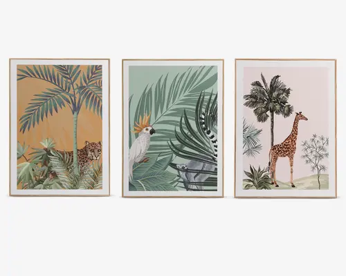 Sæt med tre indrammede plakater med junglemotiver. Den første plakat viser en leopard, der delvist er skjult blandt frodige grønne blade og palmetræer på en varm beige baggrund. Den anden plakat viser en hvid kakadue med orange top, der sidder på en gren omgivet af store grønne tropiske blade, mens en lemur kigger frem mellem bladene. Den tredje plakat har en giraf, der står på græs ved siden af et palmetræ og andre tropiske planter på en lyserød baggrund. Hver plakat har en hvid kant og en slank træramme.