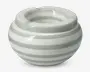 Rund keramisk beholder med bred, tyk kant, der har tre riller til at hvile genstande. Overfladen er dekoreret med vandrette lysegrå og hvide striber, hvilket giver et moderne og rent udtryk. Den blanke finish tilføjer et elegant præg.