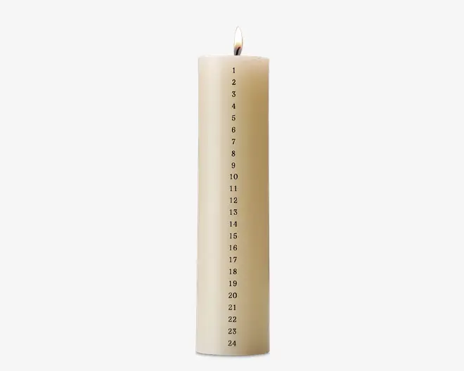 Høj, cylindrisk lys i cremefarvet med glat overflade. Forsiden er trykt med tallene 1 til 24 i en lodret række, beregnet til nedtælling af dage, for eksempel til advent. Lyset er tændt i toppen, og tallene er jævnt fordelt fra top til bund.