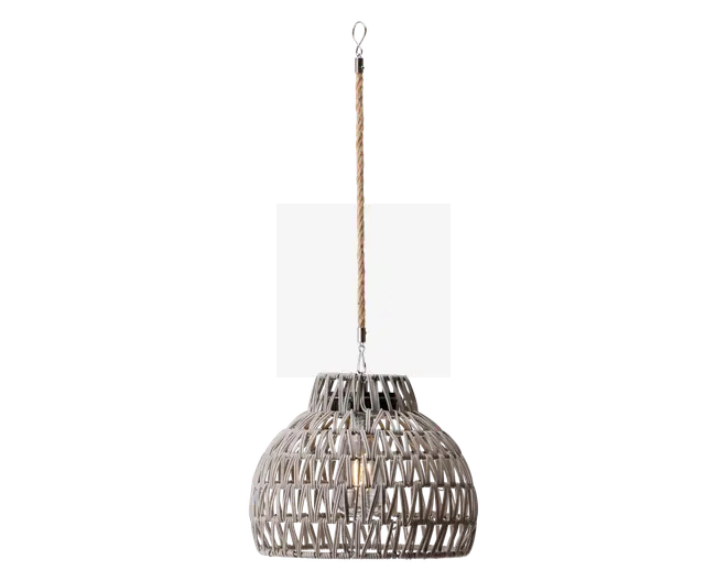 Loftlampe med kuppelformet skærm lavet af flettet rattan i en naturlig grå farve. Det åbne gitterdesign lader lyset sive igennem og skaber en varm og tekstureret stemning. Lampen hænger i en matchende ledning og metalophæng, hvilket giver et rustikt og moderne udtryk til rummet.