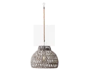 Loftlampe med kuppelformet skærm lavet af flettet rattan i en naturlig grå farve. Det åbne gitterdesign lader lyset sive igennem og skaber en varm og tekstureret stemning. Lampen hænger i en matchende ledning og metalophæng, hvilket giver et rustikt og moderne udtryk til rummet.