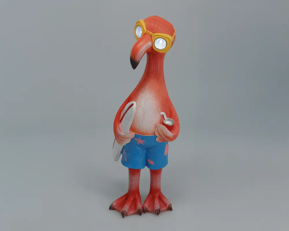 En fantasifuld flamingo-figur med klare orange og pink farver, iført gule svømmebriller og blå badebukser med lyserøde søstjerne-mønstre. Flamingoen holder et hvidt surfbræt under den ene vinge og en sølvfarvet drikkedåse i den anden, og står oprejst med svømmefødderne synlige.