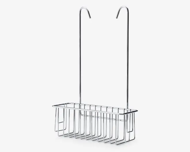 Metalstativ med kromfinish og to lange, buede kroge til ophængning over en dør eller bruser. Stativet har en rektangulær kurv med åben trådkonstruktion, som tillader vand at løbe igennem og giver god luftcirkulation. Kurven er dyb nok til sikkert at opbevare flasker eller toiletartikler, og krogene er robuste for stabil ophængning.