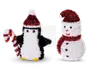 To festlige juledekorationer vises. Den første er en pingvinfigur med en blød sort og hvid krop, gule fødder og en rød og hvid nissehue. Pingvinen holder en stor rød og hvid stribet slikstok. Den anden figur er en snemand med en hvid, tekstureret krop, sorte knapdetaljer, en orange gulerodsformet næse, en rød og hvid nissehue og et matchende rødt tørklæde. Begge dekorationer har en glitrende, guirlandeagtig overflade, der giver dem et muntert og skinnende udseende.