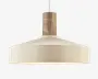 Loftlampe med en bred, mat beige metalskærm og en cylindrisk brun marmordetalje øverst. Designet er moderne og minimalistisk med en glat overflade og en diskret kontrast mellem sten og metal. Lampen hænger i en tynd metalledning.