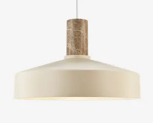 Loftlampe med en bred, mat beige metalskærm og en cylindrisk brun marmordetalje øverst. Designet er moderne og minimalistisk med en glat overflade og en diskret kontrast mellem sten og metal. Lampen hænger i en tynd metalledning.
