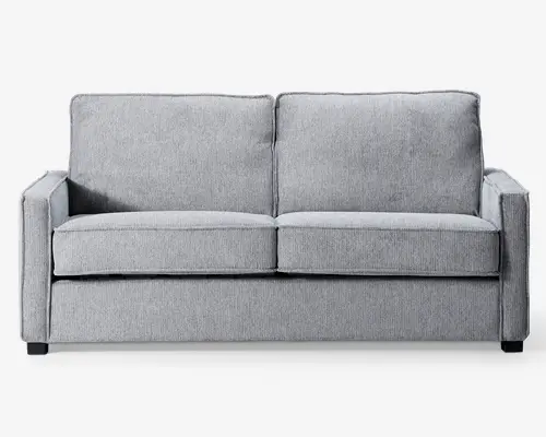 Moderne sofa med et enkelt, rektangulært design og lige armlæn. Polstret i lysegråt stof med en diskret tekstur. Har to store, bløde ryghynder og to tykke sædehynder for ekstra komfort. Sofaen står på korte, mørke træben, hvilket giver et solidt og moderne udtryk.
