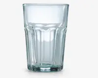 Klar glastumbler med tyk bund og lodrette riller langs siderne for bedre greb. Glasset har en let konisk form, der er bredere øverst og smallere nederst, samt en glat kant for behagelig drikning.