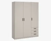 Et moderne, fritstående garderobeskab med mat beige finish. Skabet har tre høje låger med slanke sorte greb samt tre rummelige skuffer nederst til højre, også med sorte greb. Designet er minimalistisk og funktionelt, velegnet til forskellige soveværelsesstile.