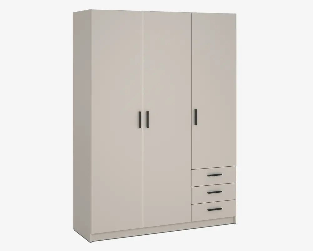 Et moderne, fritstående garderobeskab med mat beige finish. Skabet har tre høje låger med slanke sorte greb samt tre rummelige skuffer nederst til højre, også med sorte greb. Designet er minimalistisk og funktionelt, velegnet til forskellige soveværelsesstile.